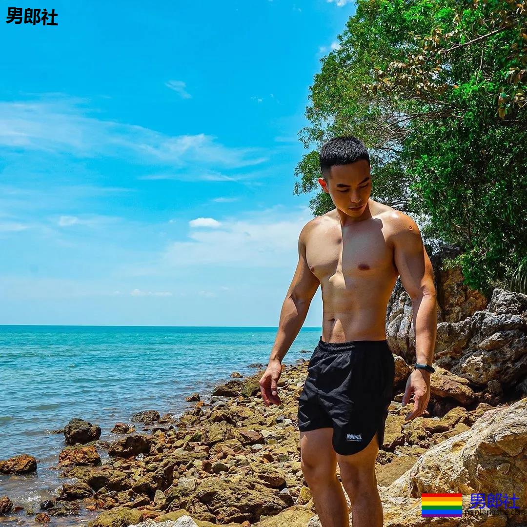 寸头肌肉小哥下海秀腱子肉,泳裤都湿了! - 51虹马 寸头肌肉小哥下海秀腱子肉,泳裤都湿了! - 51虹马