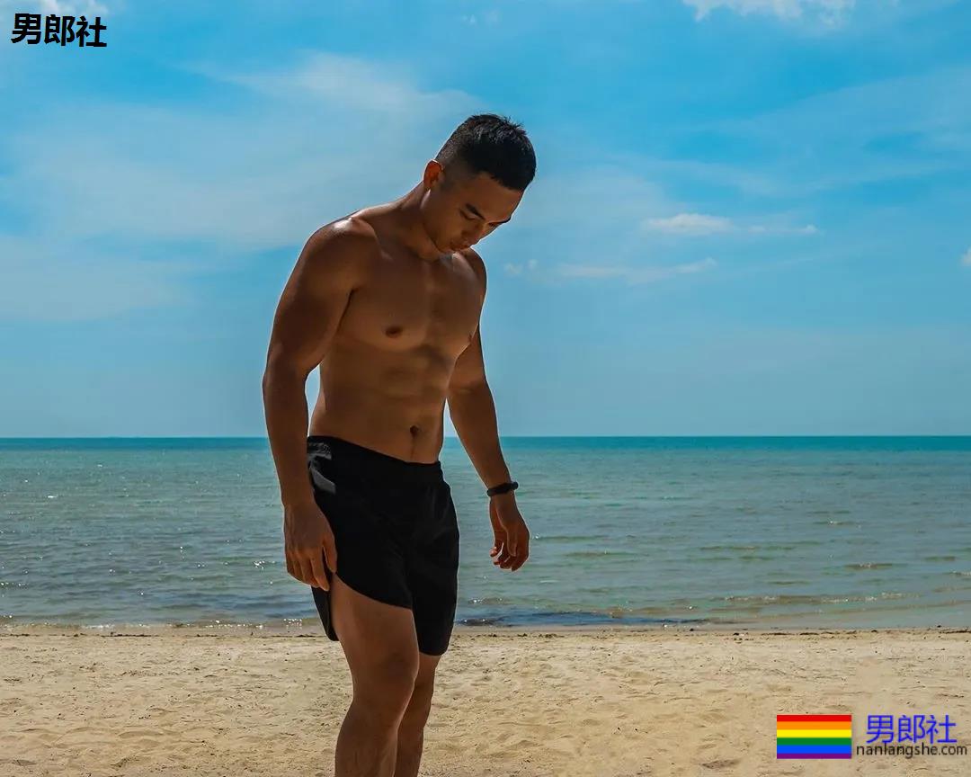 寸头肌肉小哥下海秀腱子肉,泳裤都湿了! - 51虹马 寸头肌肉小哥下海秀腱子肉,泳裤都湿了! - 51虹马