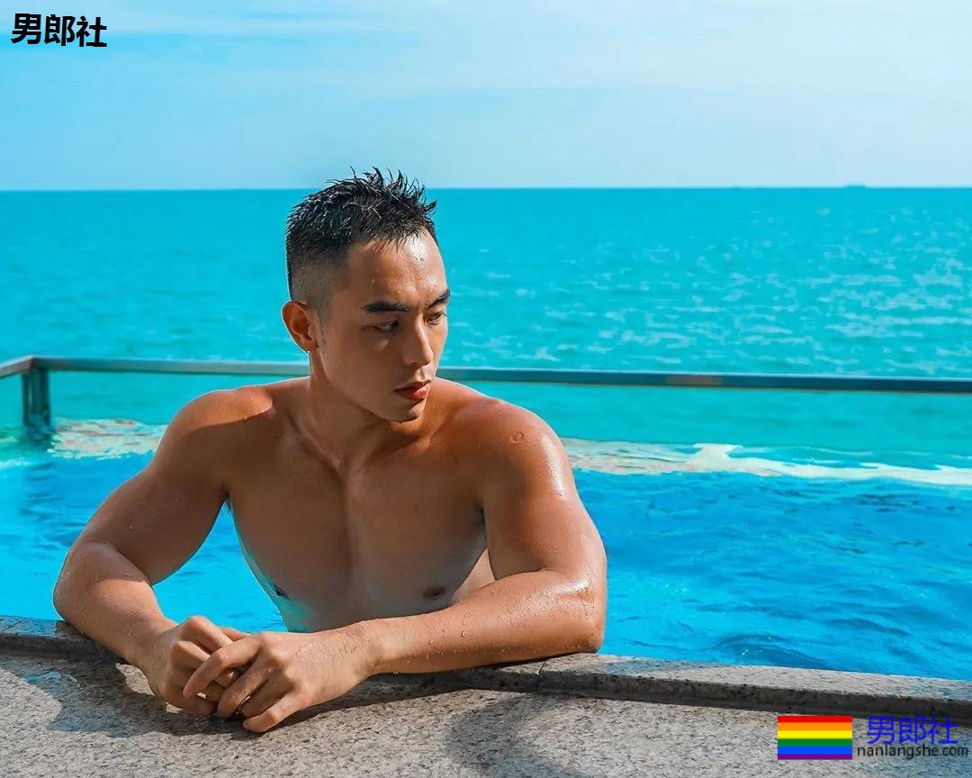 寸头肌肉小哥下海秀腱子肉,泳裤都湿了! - 51虹马 寸头肌肉小哥下海秀腱子肉,泳裤都湿了! - 51虹马