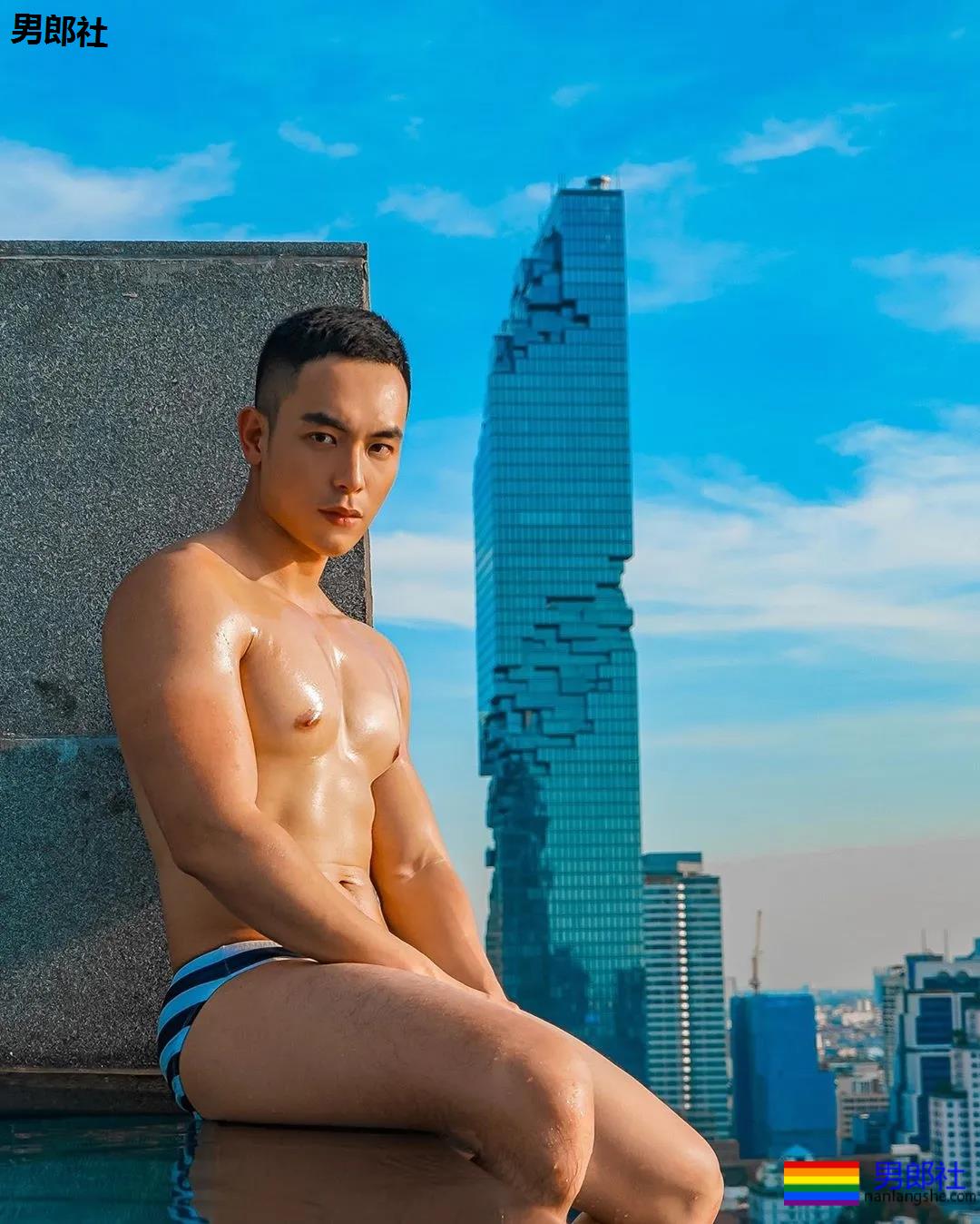 寸头肌肉小哥下海秀腱子肉,泳裤都湿了! - 51虹马 寸头肌肉小哥下海秀腱子肉,泳裤都湿了! - 51虹马