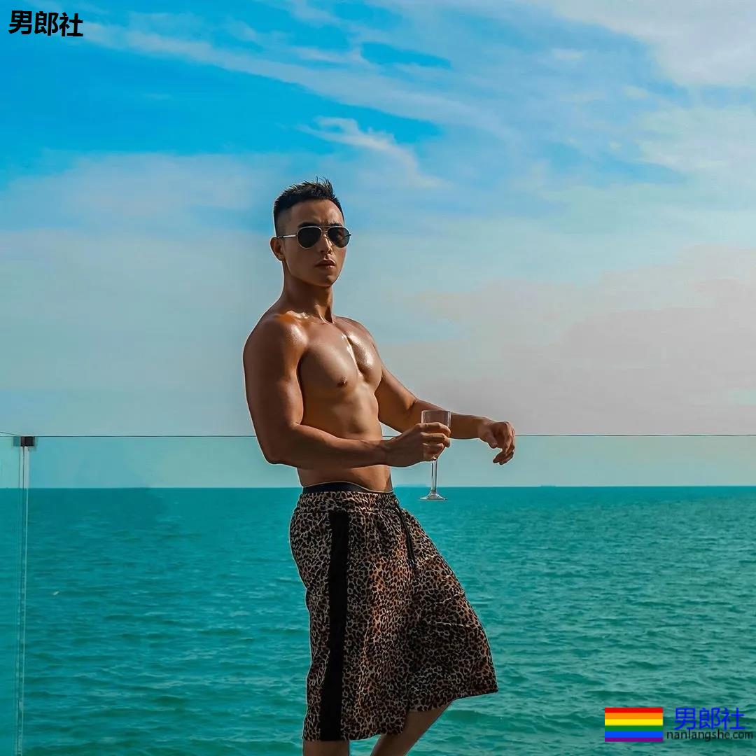 寸头肌肉小哥下海秀腱子肉,泳裤都湿了! - 51虹马 寸头肌肉小哥下海秀腱子肉,泳裤都湿了! - 51虹马