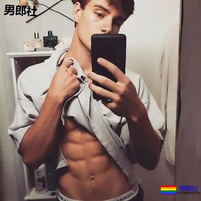 年下攻肌肉小狼狗，家里C板扛不住了 - 51虹马