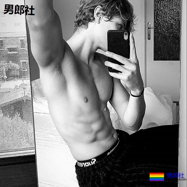 年下攻肌肉小狼狗，家里C板扛不住了 - 51虹马