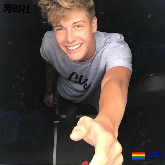 年下攻肌肉小狼狗，家里C板扛不住了 - 51虹马