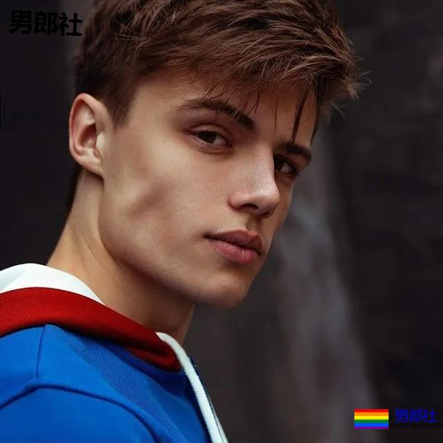 年下攻肌肉小狼狗，家里C板扛不住了 - 51虹马