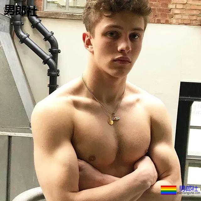 年下攻肌肉小狼狗，家里C板扛不住了 - 51虹马