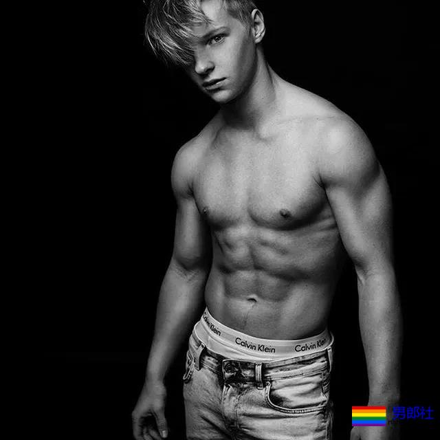 年下攻肌肉小狼狗，家里C板扛不住了 - 51虹马