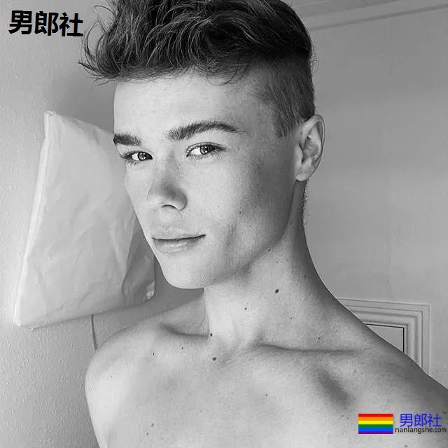 年下攻肌肉小狼狗，家里C板扛不住了 - 51虹马