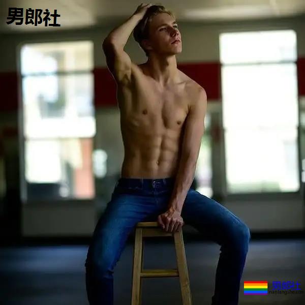 年下攻肌肉小狼狗，家里C板扛不住了 - 51虹马