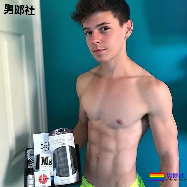 年下攻肌肉小狼狗，家里C板扛不住了 - 51虹马