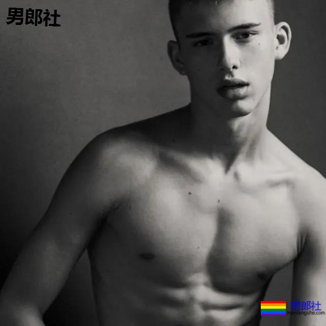 年下攻肌肉小狼狗，家里C板扛不住了 - 51虹马