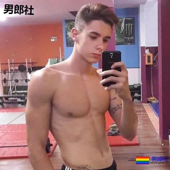 年下攻肌肉小狼狗，家里C板扛不住了 - 51虹马