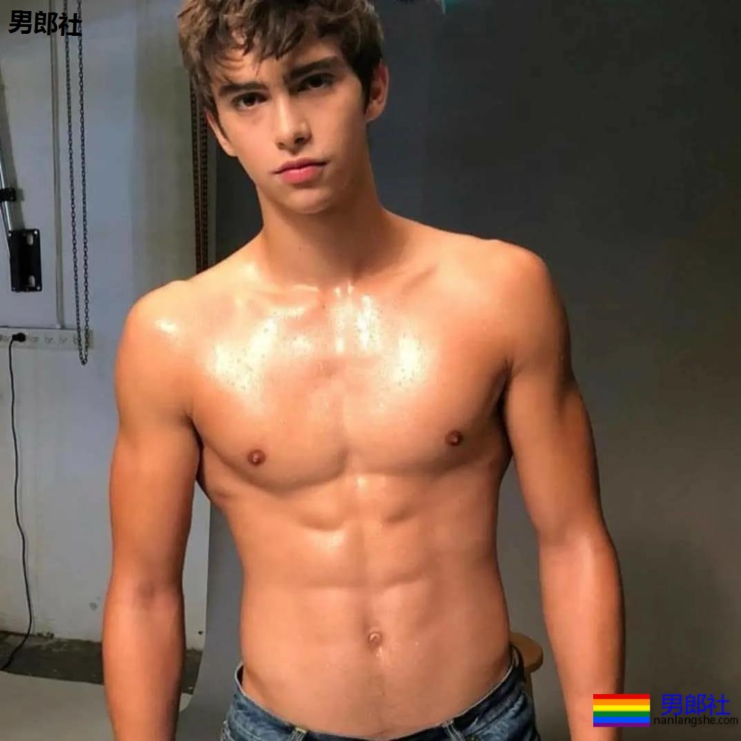 年下攻肌肉小狼狗，家里C板扛不住了 - 51虹马