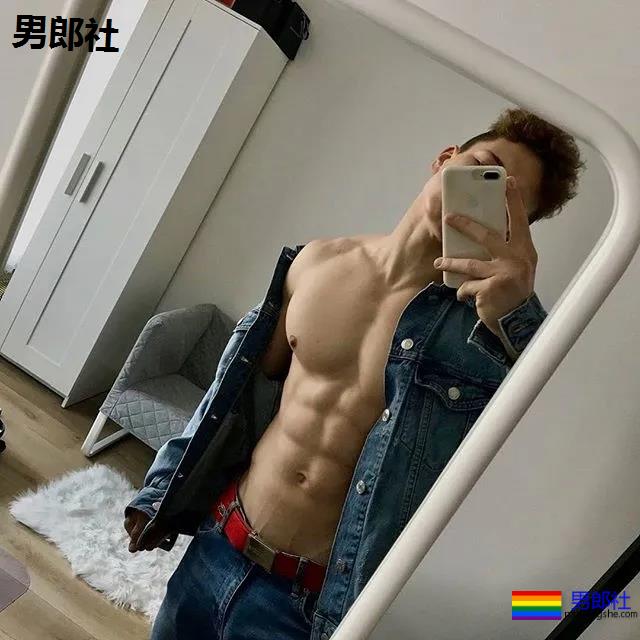 年下攻肌肉小狼狗，家里C板扛不住了 - 51虹马