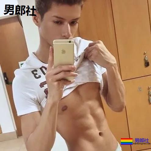 年下攻肌肉小狼狗，家里C板扛不住了 - 51虹马