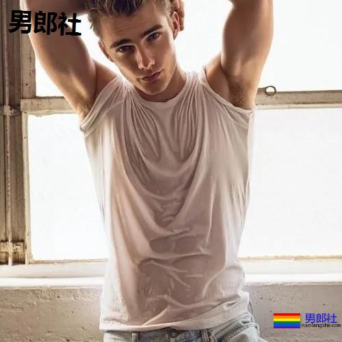 年下攻肌肉小狼狗，家里C板扛不住了 - 51虹马