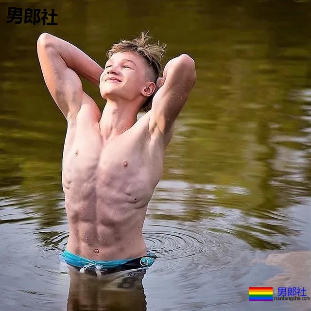 年下攻肌肉小狼狗，家里C板扛不住了 - 51虹马