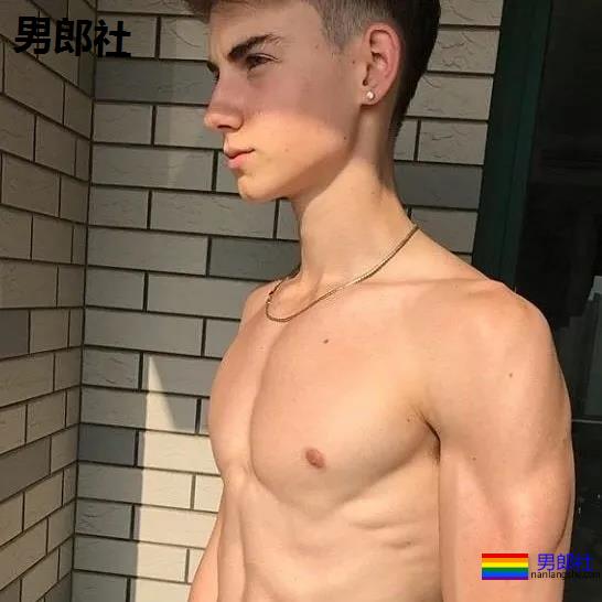 年下攻肌肉小狼狗，家里C板扛不住了 - 51虹马