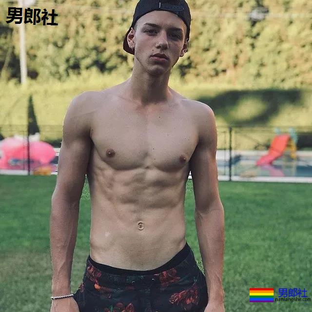 年下攻肌肉小狼狗，家里C板扛不住了 - 51虹马