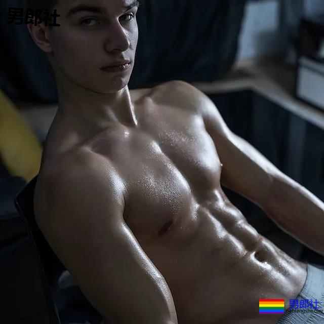 年下攻肌肉小狼狗，家里C板扛不住了 - 51虹马