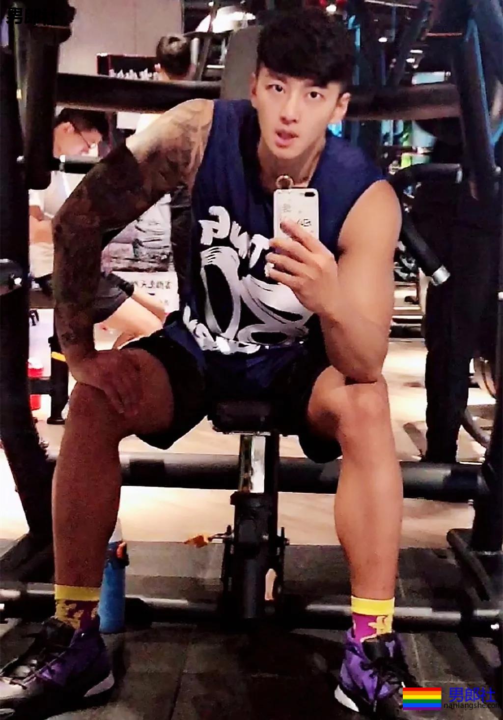 193长腿大鼻子筋肉小哥，腹肌公狗腰体育生身材太馋人！ - 51虹马