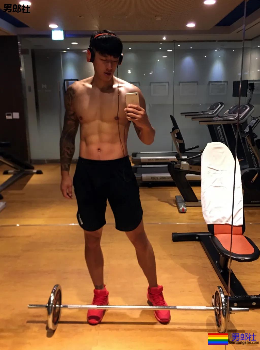 193长腿大鼻子筋肉小哥，腹肌公狗腰体育生身材太馋人！ - 51虹马