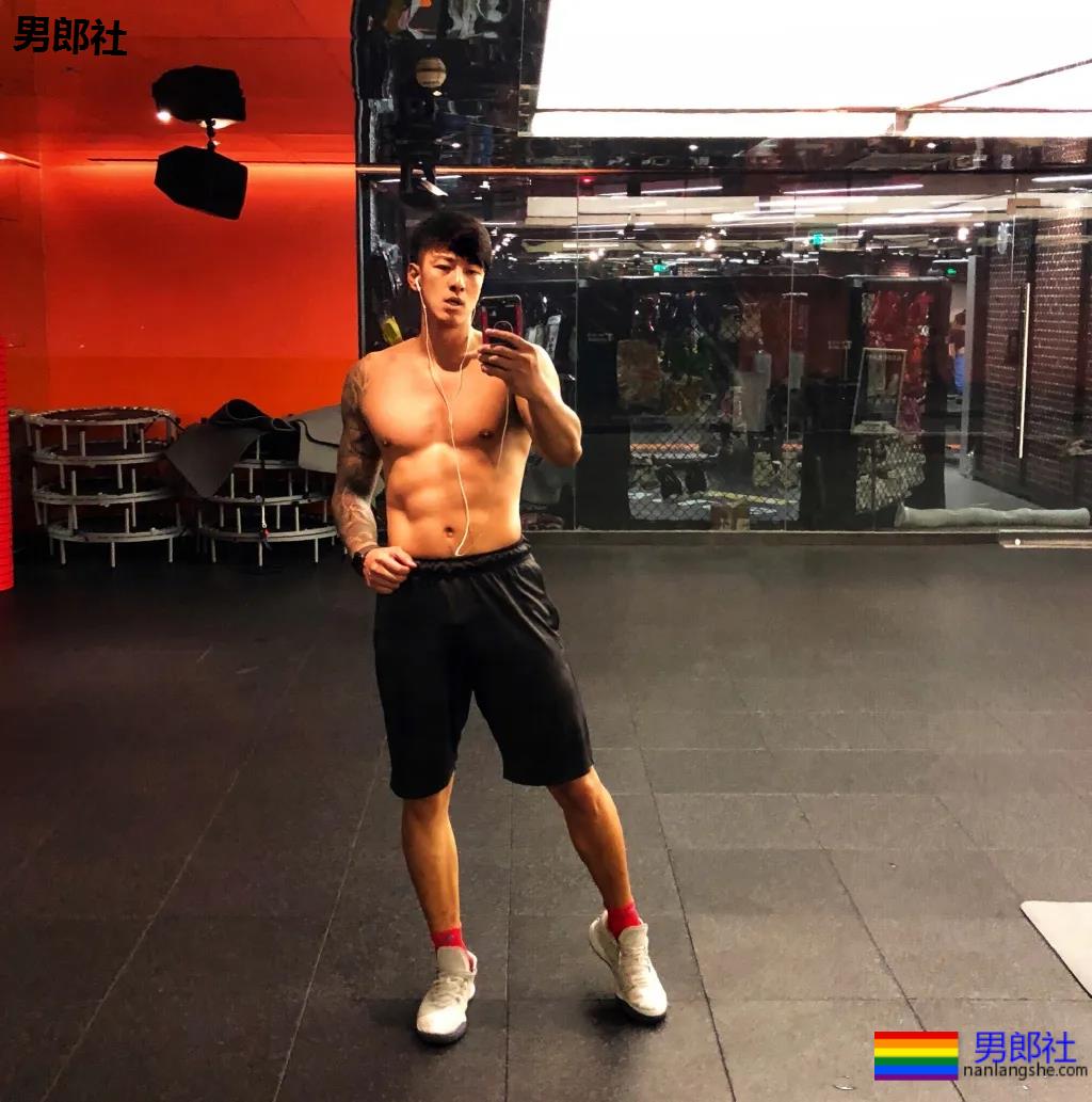 193长腿大鼻子筋肉小哥，腹肌公狗腰体育生身材太馋人！ - 51虹马