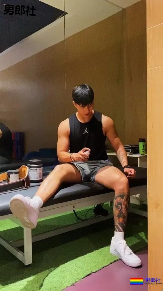 187肌肉私教开腿小视频火了！长腿寸头小狼狗，羞羞俬照太撩了！ - 51虹马