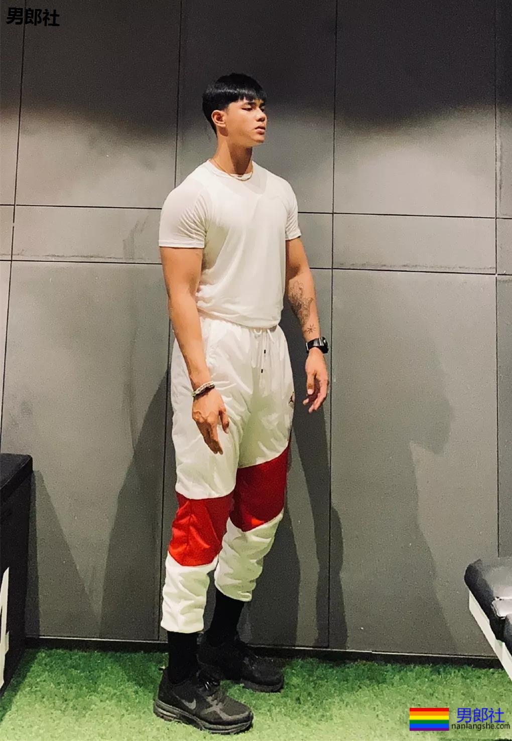 187肌肉私教开腿小视频火了！长腿寸头小狼狗，羞羞俬照太撩了！ - 51虹马