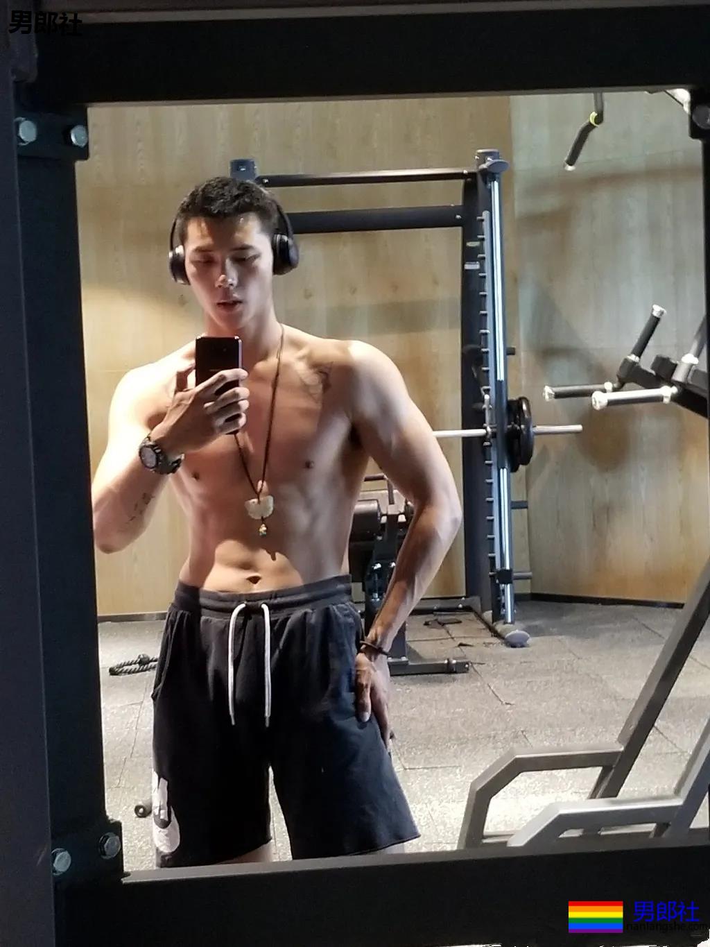 187肌肉私教开腿小视频火了！长腿寸头小狼狗，羞羞俬照太撩了！ - 51虹马