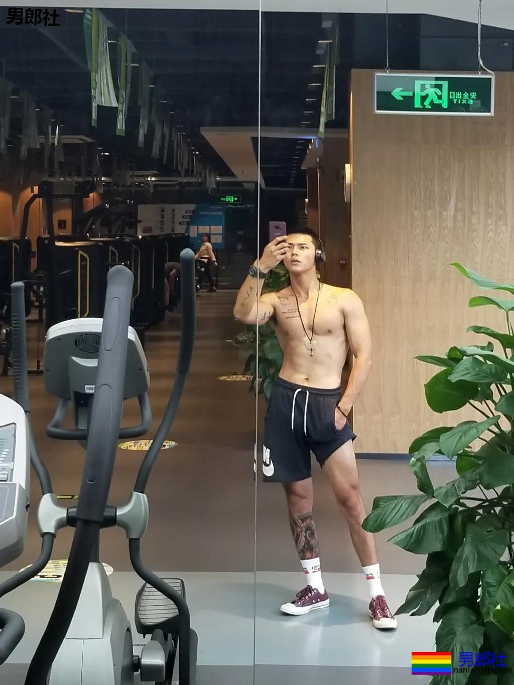 187肌肉私教开腿小视频火了！长腿寸头小狼狗，羞羞俬照太撩了！ - 51虹马