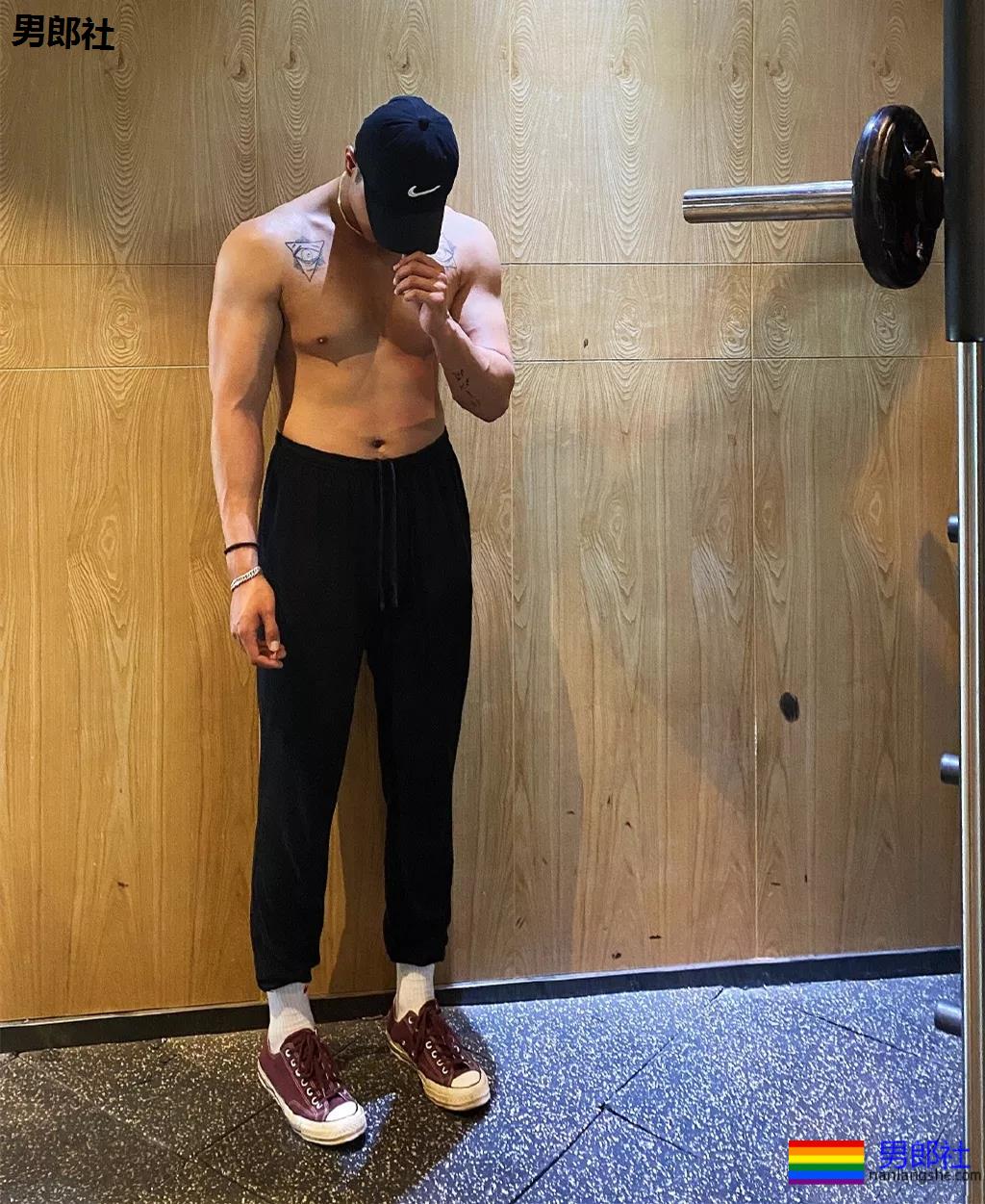 187肌肉私教开腿小视频火了！长腿寸头小狼狗，羞羞俬照太撩了！ - 51虹马