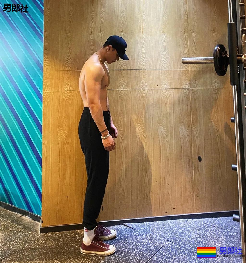 187肌肉私教开腿小视频火了！长腿寸头小狼狗，羞羞俬照太撩了！ - 51虹马