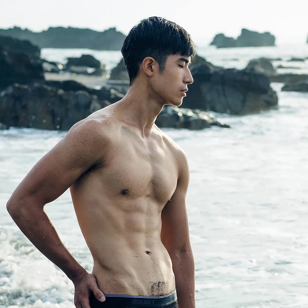 190体育生出镜梁静茹MV，长腿腹肌好身材，超猛！-51虹马