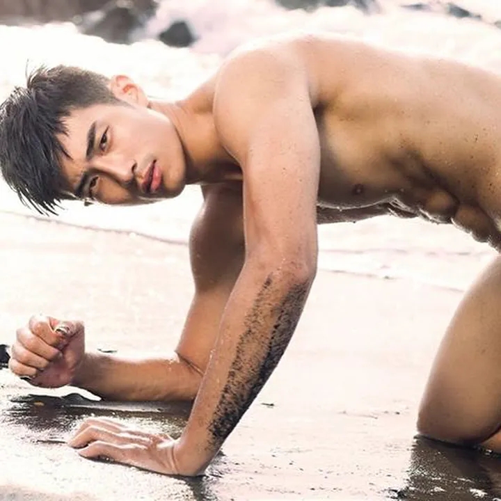 190体育生出镜梁静茹MV，长腿腹肌好身材，超猛！ - 51虹马