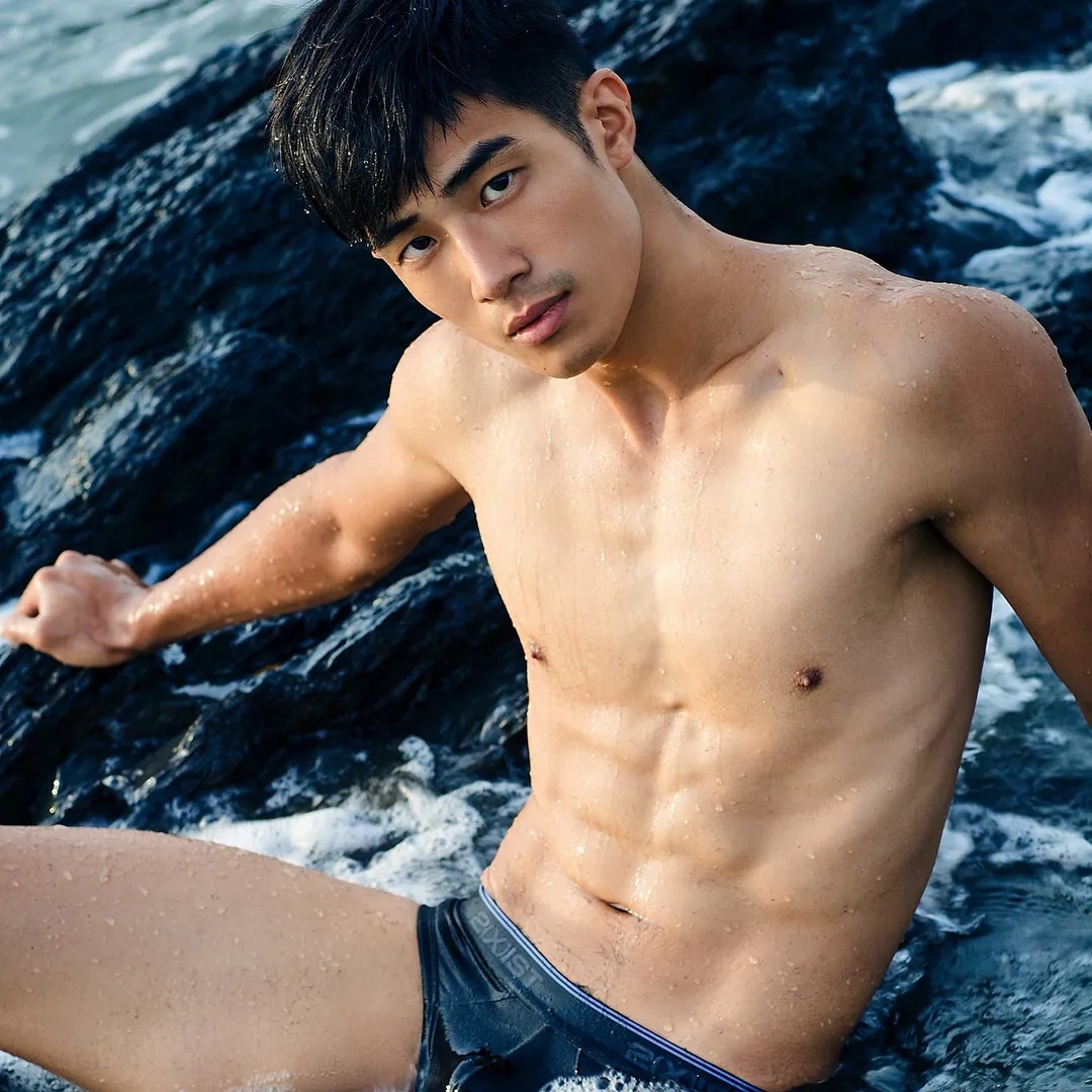 190体育生出镜梁静茹MV，长腿腹肌好身材，超猛！ - 51虹马