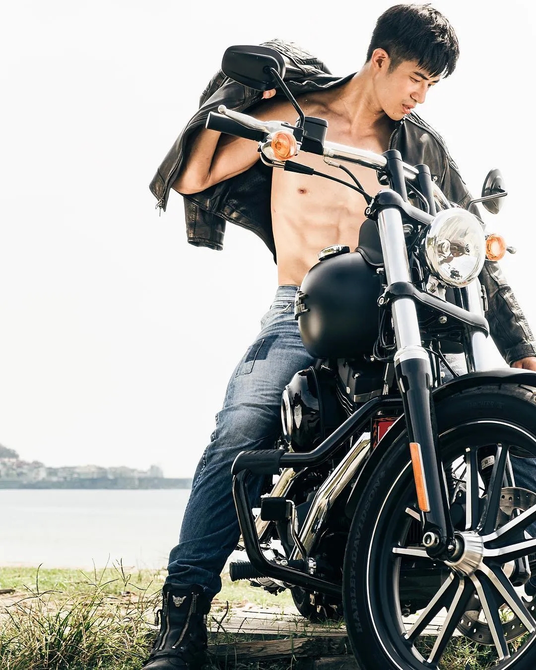 190体育生出镜梁静茹MV，长腿腹肌好身材，超猛！ - 51虹马