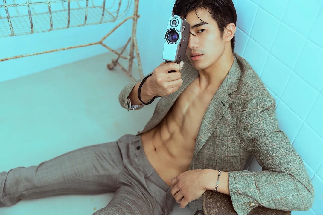 190体育生出镜梁静茹MV，长腿腹肌好身材，超猛！ - 51虹马