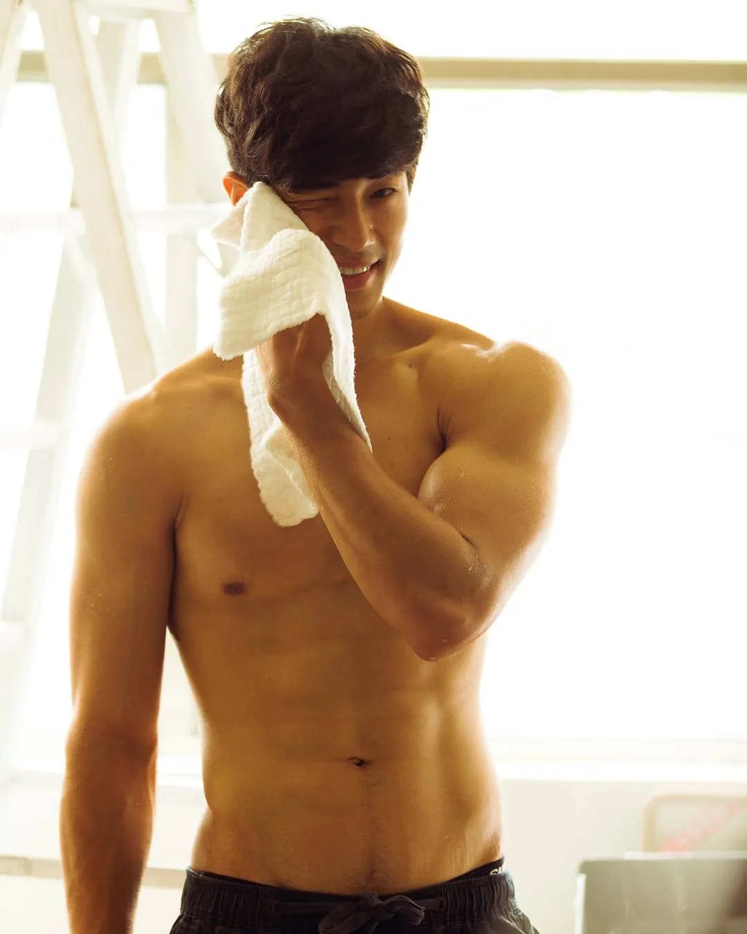 190体育生出镜梁静茹MV，长腿腹肌好身材，超猛！ - 51虹马