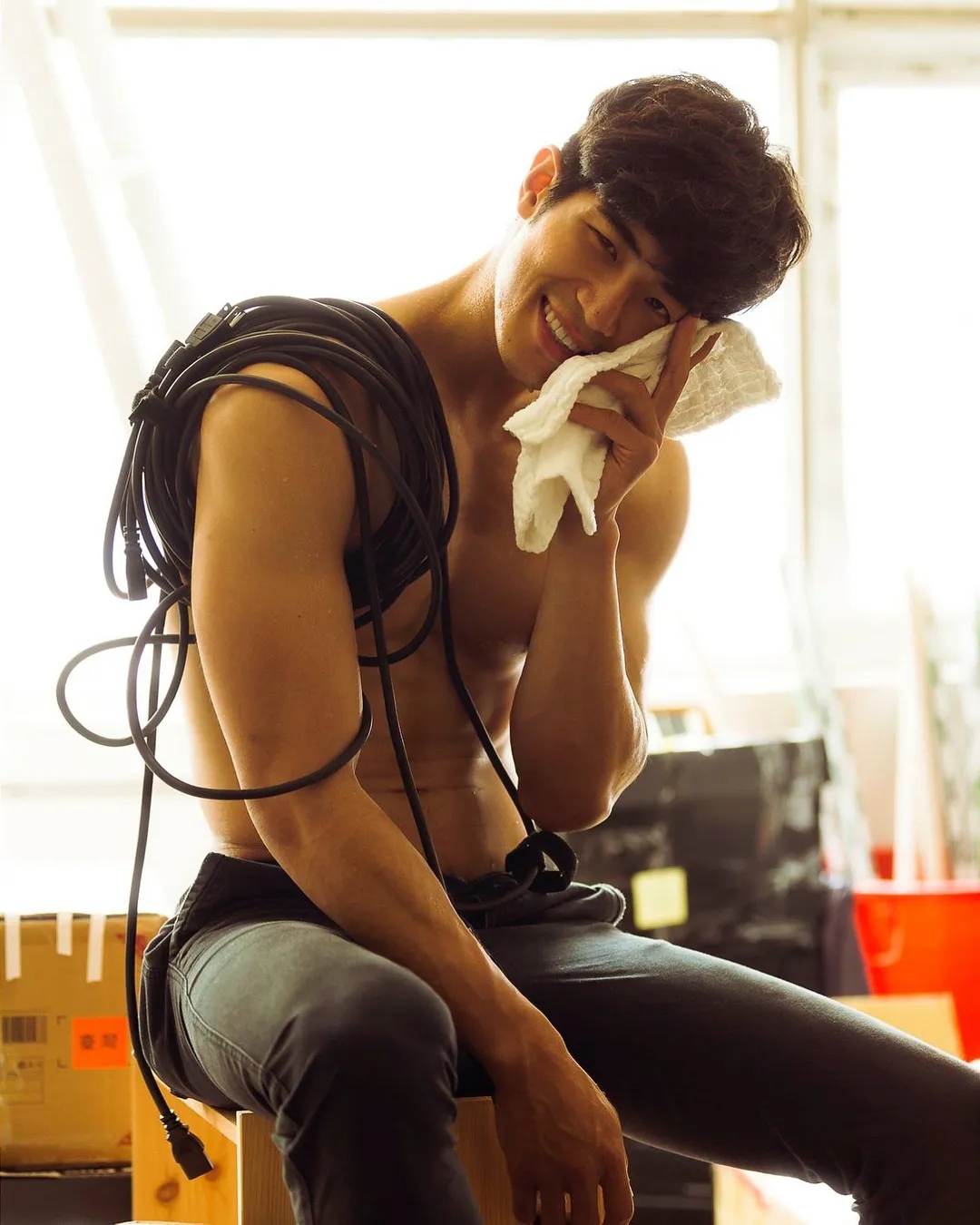 190体育生出镜梁静茹MV，长腿腹肌好身材，超猛！ - 51虹马