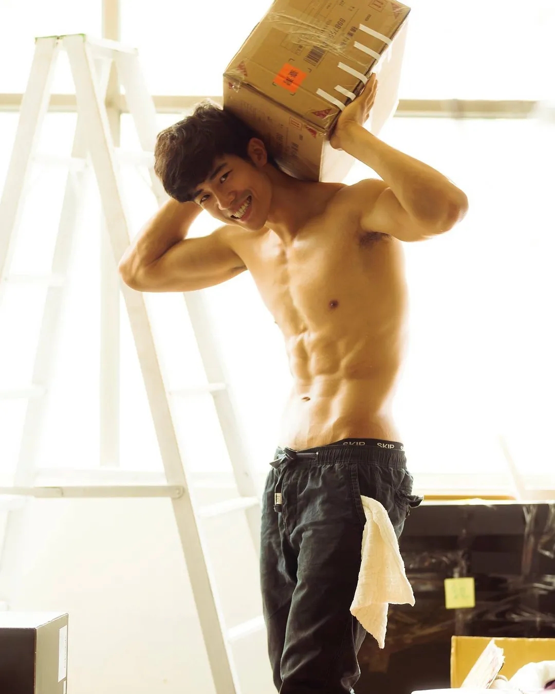 190体育生出镜梁静茹MV，长腿腹肌好身材，超猛！ - 51虹马