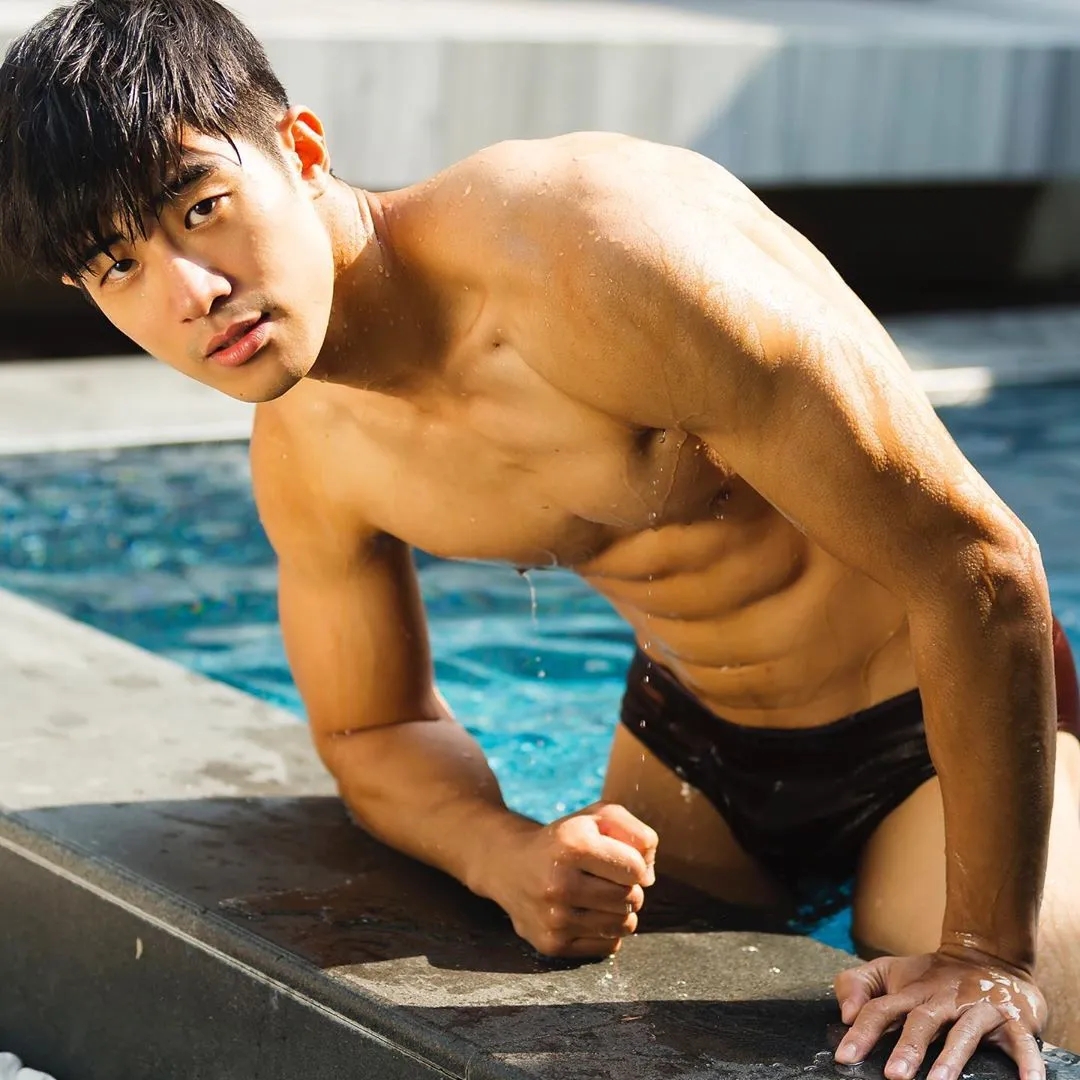 190体育生出镜梁静茹MV，长腿腹肌好身材，超猛！ - 51虹马