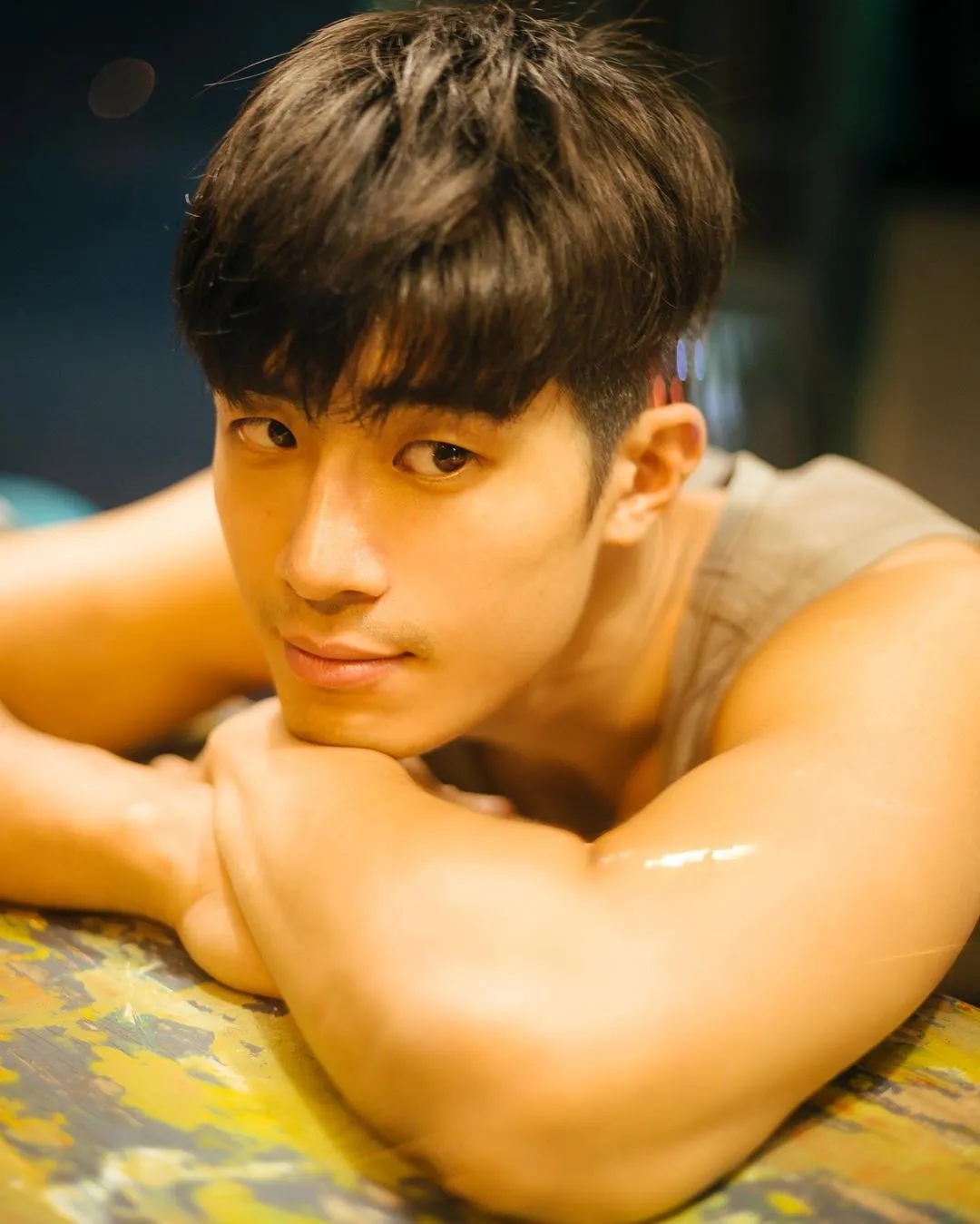 190体育生出镜梁静茹MV，长腿腹肌好身材，超猛！ - 51虹马