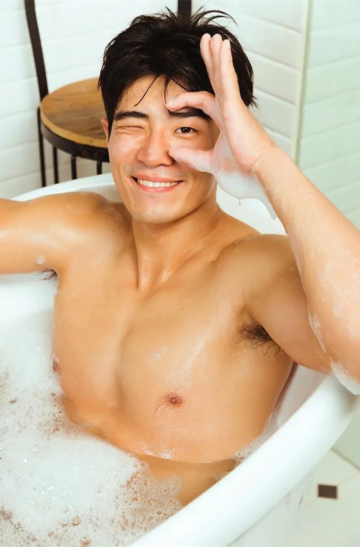 190体育生出镜梁静茹MV，长腿腹肌好身材，超猛！ - 51虹马