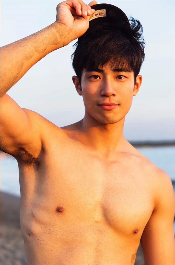 190体育生出镜梁静茹MV，长腿腹肌好身材，超猛！ - 51虹马