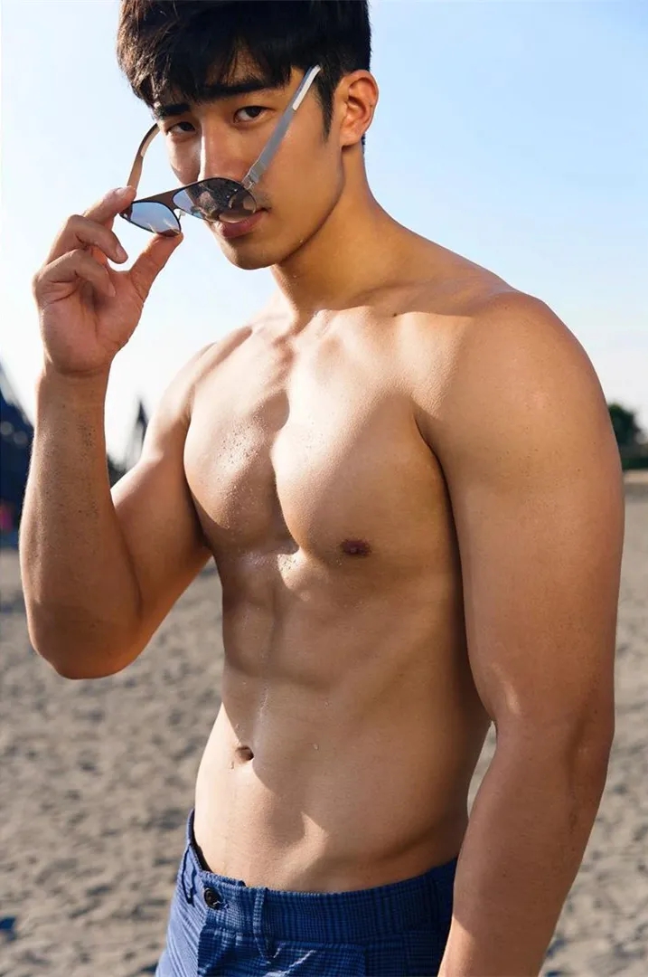 190体育生出镜梁静茹MV，长腿腹肌好身材，超猛！ - 51虹马