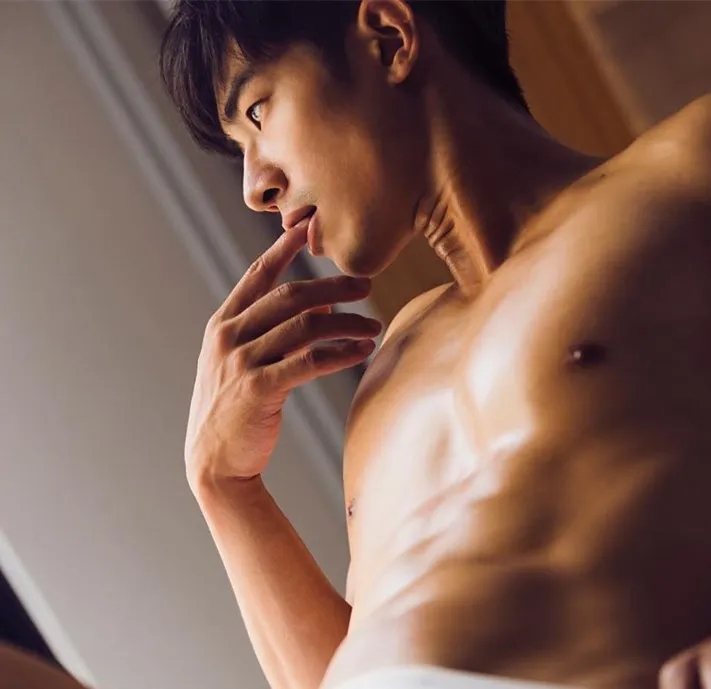 190体育生出镜梁静茹MV，长腿腹肌好身材，超猛！ - 51虹马