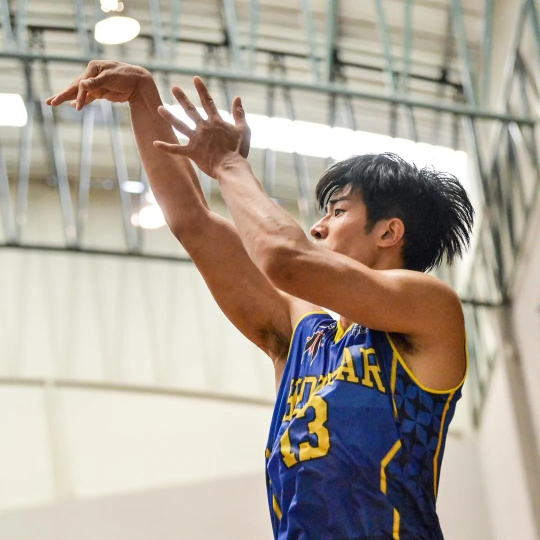 190体育生出镜梁静茹MV，长腿腹肌好身材，超猛！ - 51虹马