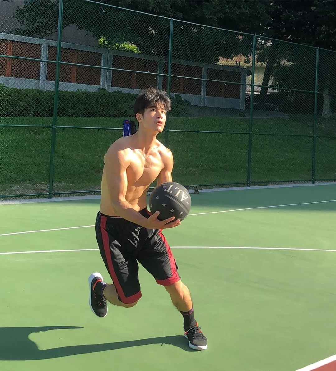 190体育生出镜梁静茹MV，长腿腹肌好身材，超猛！ - 51虹马