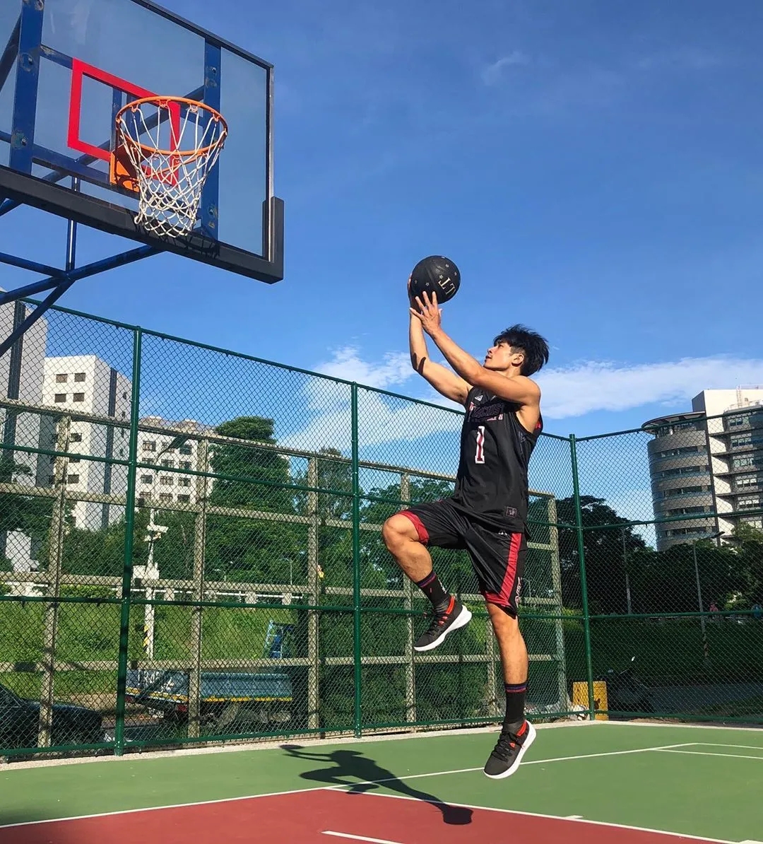 190体育生出镜梁静茹MV，长腿腹肌好身材，超猛！ - 51虹马